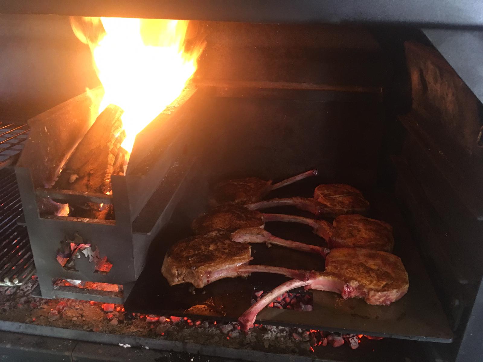 Braai Feuerplatte mit Thomahawk Steak - Grillen nach südafrikanische Art