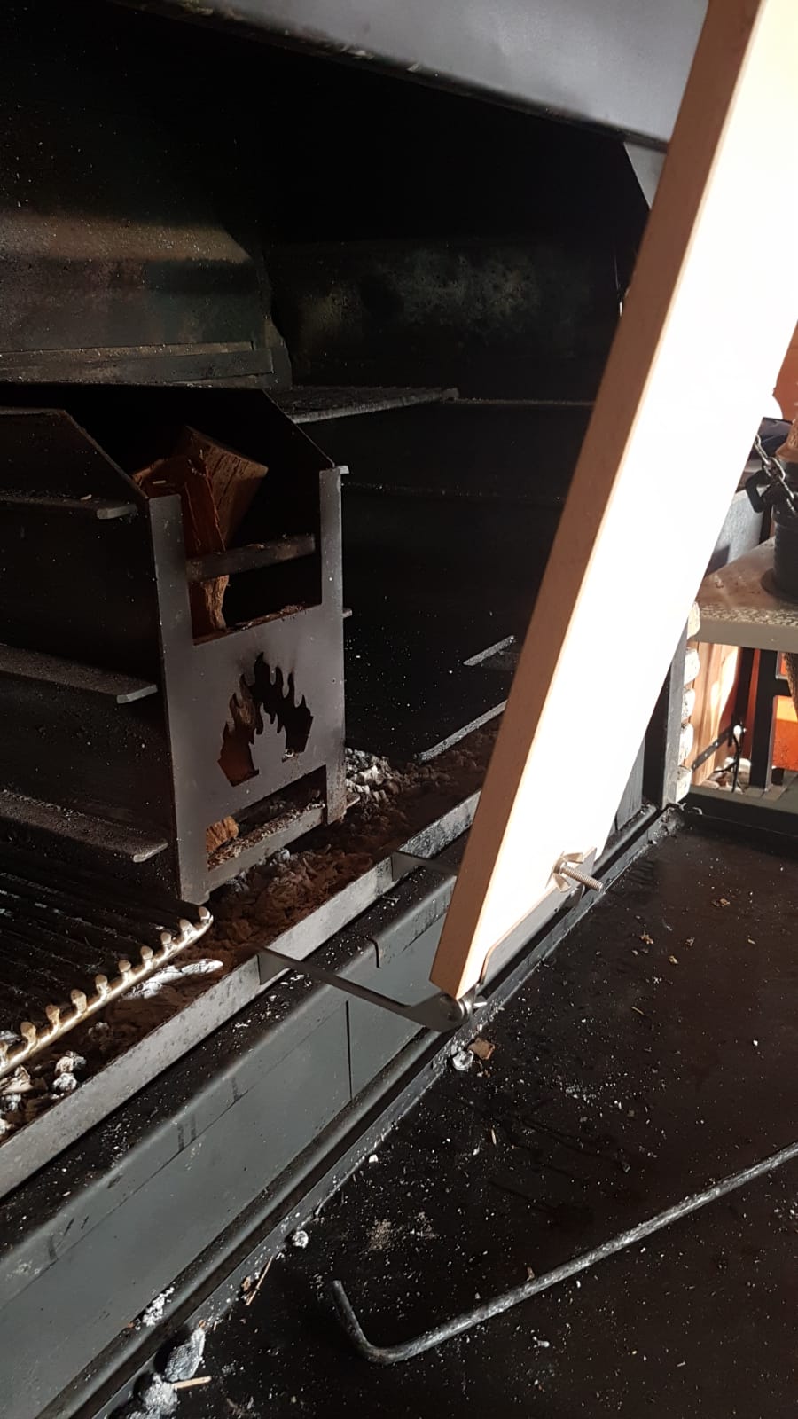 Flammlachs Buchen Planke am Braai Grill montiert - The fine Art of Lachs cooking