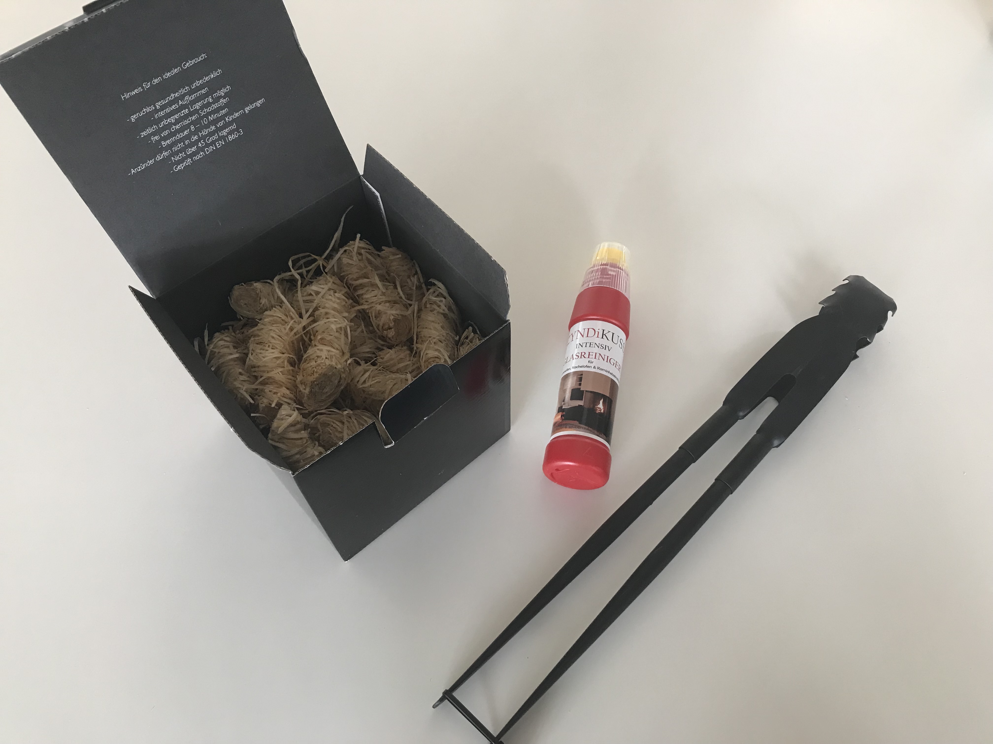 QFlame eQuipment (Box mit Anzünder, Kaminholz-Zange, Scheibenreiniger)