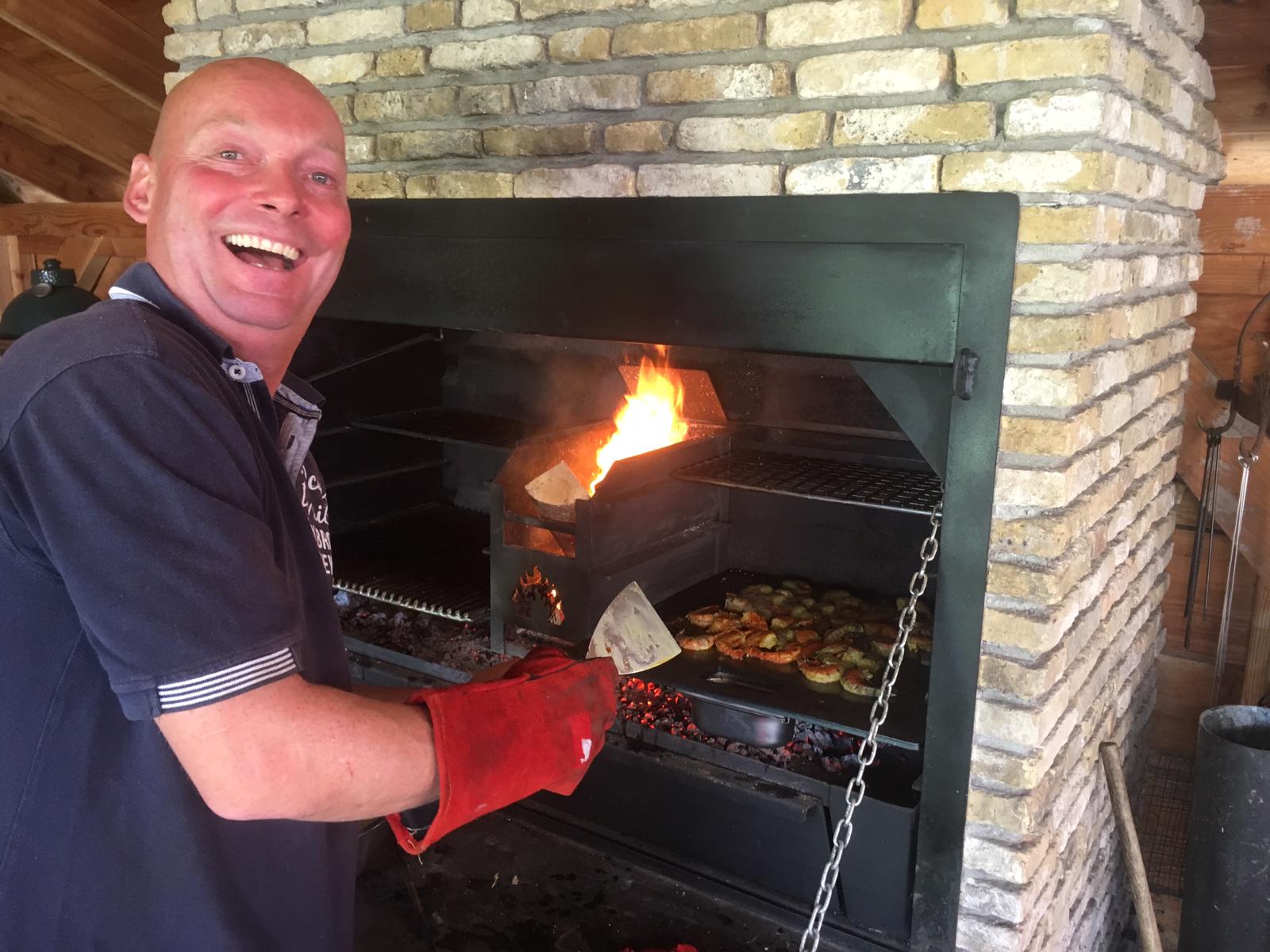 Grillhandschuhe am Braai Einbau Grill im Einsatz