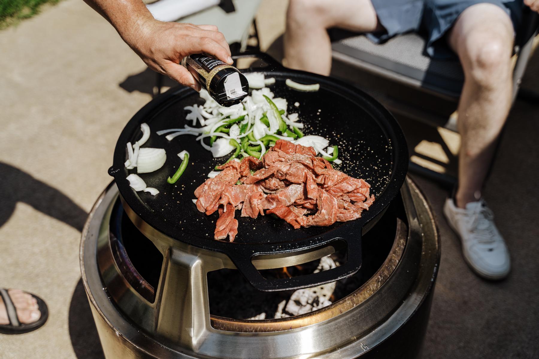Solo Stove Gusseisen Plancha mit Aufsatz für Yukon